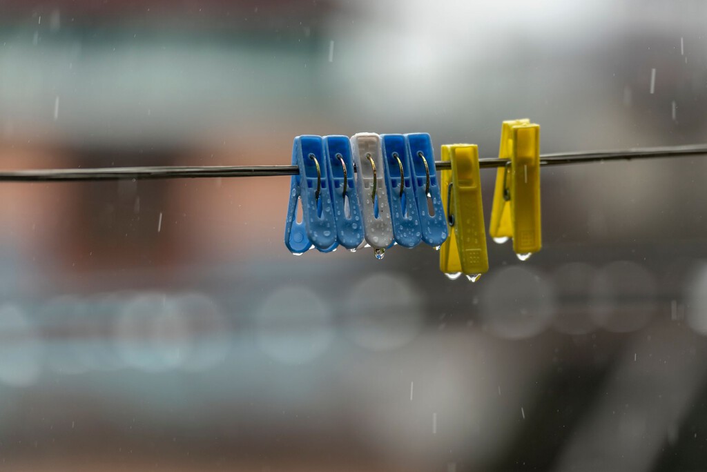Secar la ropa en un piso pequeño cuando llueve es más fácil con estos armarios: se pliegan y caben debajo de la cama