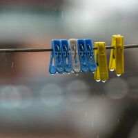 Secar la ropa en un piso pequeño cuando llueve es más fácil con estos armarios: se pliegan y caben debajo de la cama