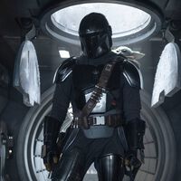 A Lucasfilm no le importan las críticas y suma a la peli de Mandalorian a uno de sus guionistas más polémicos 