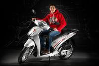 Marc Márquez y la solidaria Honda Scoopy SH125i MM93
