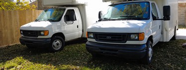 Las nuevas campers furtivas ya no parecen campers: algunas esconden ducha, lavadora y hasta garaje para moto dentro de la caja de un camión