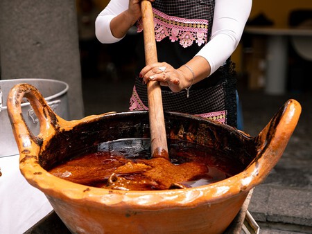 Disfruta de la Feria del Mole 2026 en este destino de Puebla donde hay bellos países con cactáceas y artesanías de palma