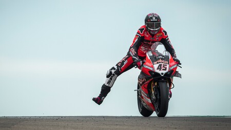 Scott Redding gana por estrategia, Jonathan Rea evita el desastre y la nueva BMW M 1000 RR roza el podio