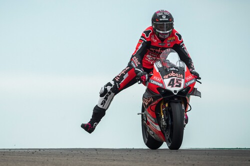 Scott Redding gana por estrategia, Jonathan Rea evita el desastre y la nueva BMW M 1000 RR roza el podio