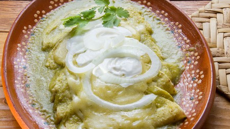 Cómo hacer enchiladas suizas verdes de pollo con la receta y trucos del chef José Ramón Castillo