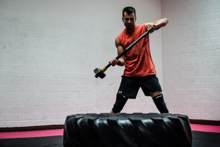 Ejercicios Crossfit (XII): Tire smash o golpes al neumático