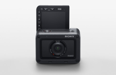 Sony RX0 II, la aventurera de la casa se renueva incluyendo pantalla rotatoria para selfies, estabilizador y grabación 4K 30p