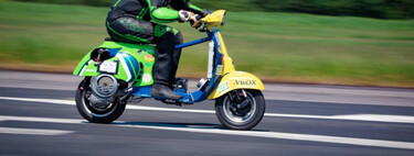 A 205 km/h en una Vespa de juguete. Es el scooter más rápido del planeta, y tiene tantos récords que hasta vacila: "¿Y estos de qué son?" 