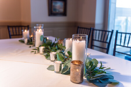 Hermosa Y Elegante Mesa De Boda Decorada Con Composiciones De Flores Y Velas