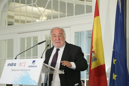 La DGT habla del coche eléctrico: "No tenemos dónde enchufarlo y el precio es carísimo. Nos equivocamos todos"