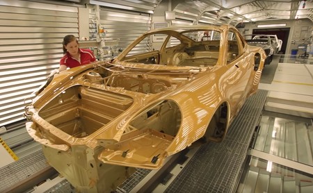 Mira en este vídeo cómo todavía queda algo de artesanía en la fabricación del 911 Turbo más potente jamás creado