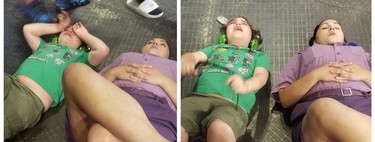 El precioso gesto de acompañamiento de una empleada a un niño con autismo, quien tuvo una crisis mientras visitaba un parque temático