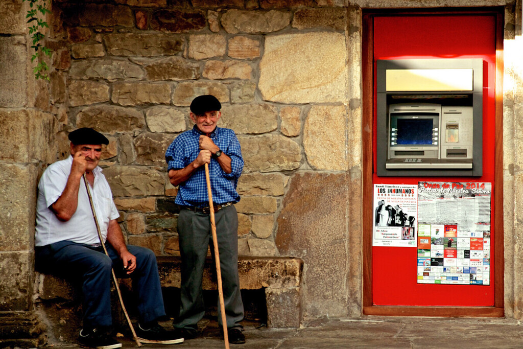 La idea de CaixaBank para que los mayores saquen efectivo sin cajeros ni oficinas: enviárselo por correo