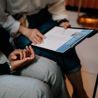 La lista de verbos de Harvard que debes incluir en el currículum si quieres que te contraten 