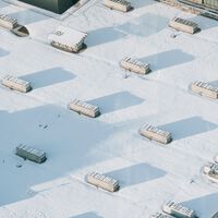 Estados Unidos pintó de blanco 340 techos de casas con bajos recursos: bajó la temperatura interior y ahorró 560 kWh de luz al año 