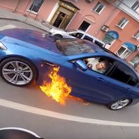Un BMW M5 sale ardiendo en Rusia y su conductor decide salir disparado por si el aire lo apaga