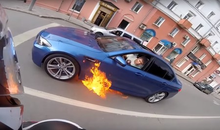 Un BMW M5 sale ardiendo en Rusia y su conductor decide salir disparado por si el aire lo apaga