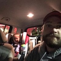 Un padre se defiende de las miradas por las rabietas de su hija y su respuesta se hace viral