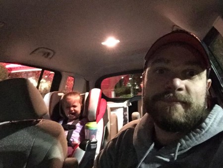 Un padre se defiende de las miradas por las rabietas de su hija y su respuesta se hace viral