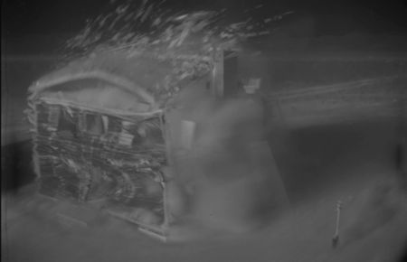 Contempla una prueba nuclear de 1953 desintegrando una casa en alta resolución