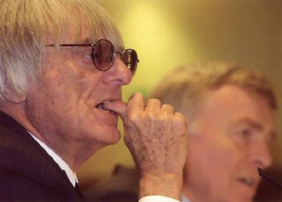 Ecclestone no quiere ni a Ralf ni a Fisico en la parrilla