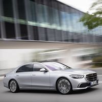 El nuevo Mercedes-Benz Clase S es capaz de recargar la batería de su sistema mild hybrid gracias a su avanzada suspensión