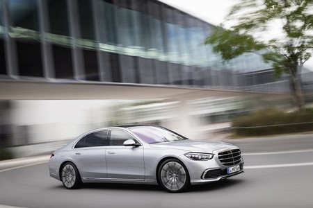 El nuevo Mercedes-Benz Clase S es capaz de recargar la batería de su sistema mild hybrid gracias a su avanzada suspensión