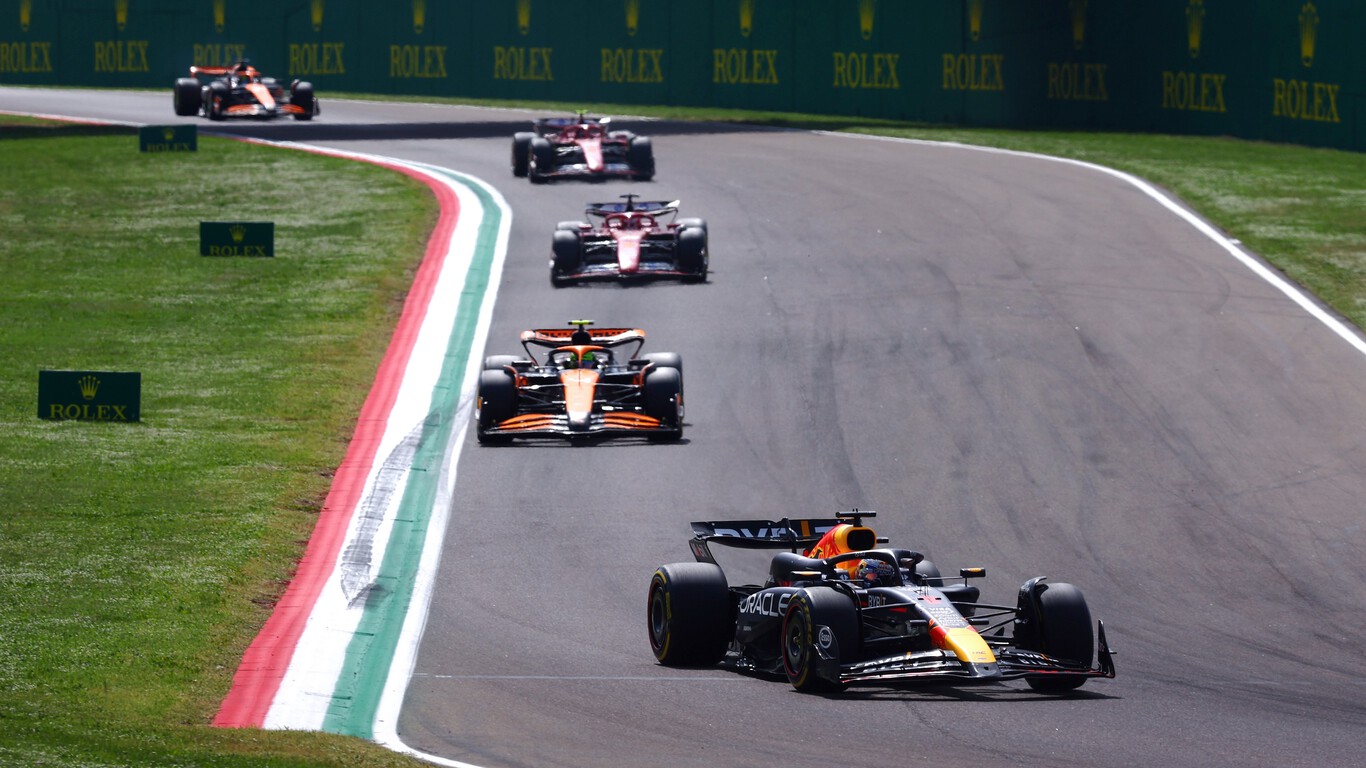 Max Verstappen resiste el acoso de Lando Norris en Imola pero McLaren escenifica que el mundial de F1 ha renacido