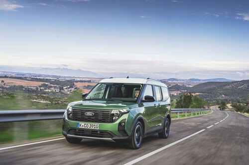 Probamos el Ford Tourneo: un coche familiar práctico y barato que me compraría antes que un SUV, ahora que casi no quedan monovolúmenes