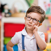 Jugar a profesores y alumnos: los nueve grandes beneficios para los niños de este divertido juego simbólico 