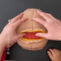 Una cesárea de plastilina: el vídeo viral de una madre médico para explicar a su hijo de cuatro años cómo había nacido
