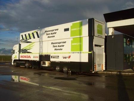 Camión del equipo Ten Kate camino de Portimao