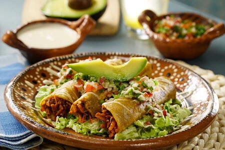 Cómo hacer tacos dorados rellenos de jamaica y requesón. Receta fácil para no desperdiciar las hojas de jamaica