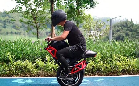 Esta bizarrada es un híbrido entre monociclo y moto eléctrica, alcanza los 48 km/h y cuesta 1.600 euros