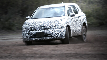Mitsubishi Outlander 2022 se deja ver en sus primeras fotos oficiales, durante sus pruebas off-road