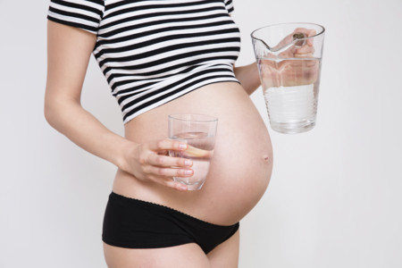 ¡No te prives de beber agua! Recomendaciones sobre hidratación en el embarazo