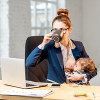 Casi la mitad de las madres españolas aún tiene problemas para conciliar lactancia y trabajo fuera de casa