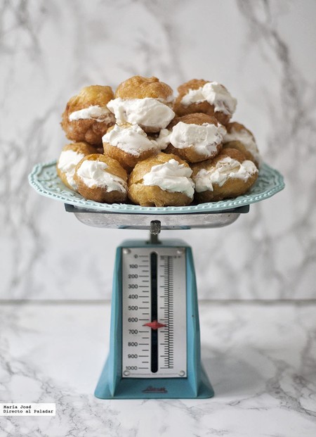 Cómo hacer buñuelos de viento rellenos de nata
