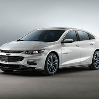 Chevrolet pinta su raya (azul) en el SEMA con el Cruze y el Malibu Blue Line