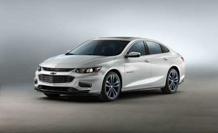 Chevrolet pinta su raya (azul) en el SEMA con el Cruze y el Malibu Blue Line