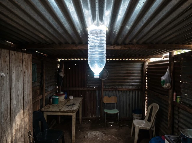 Una botella de agua basta para iluminar una habitación oscura sin red eléctrica: la refracción es la clave en la lámpara de Moser