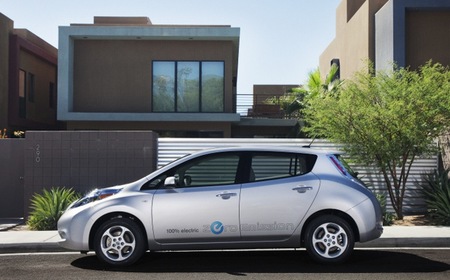 Nissan LEAF gris plata vista lateral