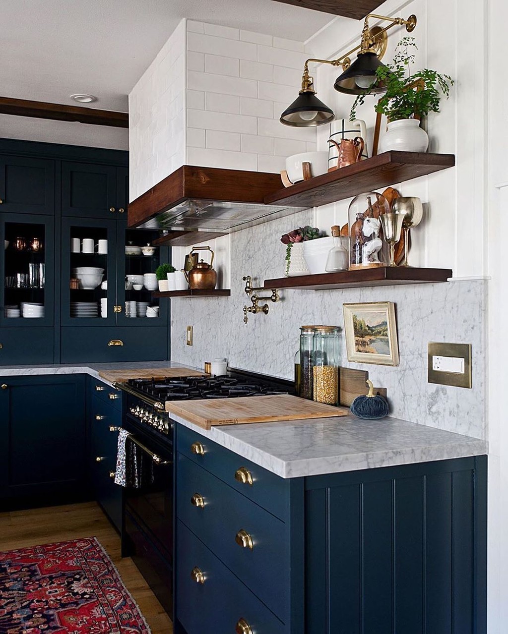 El "classic blue" también es un buen color para los muebles de cocina