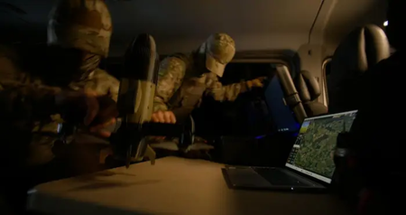 Tripulação de interceptor prepara um drone Sting em seu veículo civil