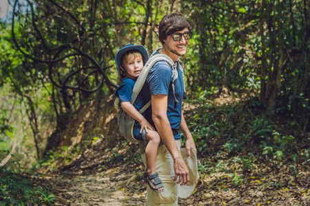 El porteo de niños mayores: consejos y portabebés más adecuados a partir de una determinada edad
