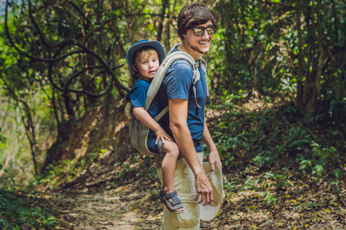 El porteo de niños mayores: consejos y portabebés más adecuados a partir de una determinada edad