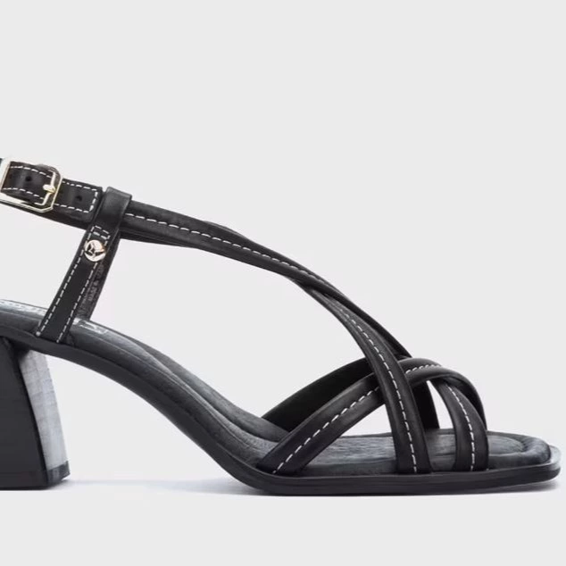 Sandalias de mujer de piel con cierre de hebilla

