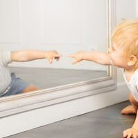 11 beneficios para el bebé de jugar frente a un espejo