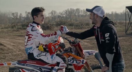 Alerta por infarto en HRC: Marc Márquez clava un backflip ante la mirada de Dany Torres (Inocentada)