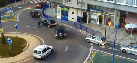 Un policía local nos enseña a tomar las rotondas apropiadamente